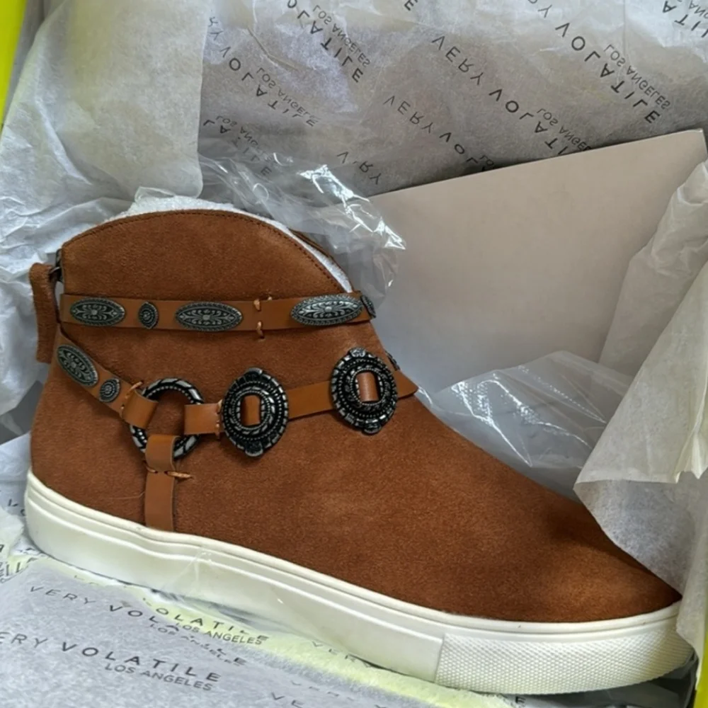 Very Volatile Menloh Sneakers | Size 7